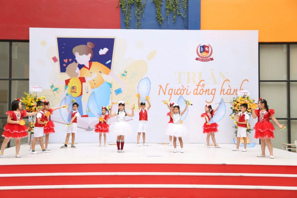 LỄ TRI ÂN THẦY CÔ – NGƯỜI ĐỒNG HÀNH THẦM LẶNG Tiết mục “Ở trường cô dạy em thế” thay lời tri ân ngọt ngào của lớp 3E1-3E2M