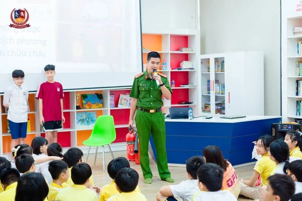 ĐÀO TẠO PHÒNG CHÁY CHỮA CHÁY VÀ HƯỚNG DẪN THOÁT HIỂM - TRANG BỊ KỸ NĂNG SINH TỒN THIẾT YẾU CHO HỌC SINH VIETSCHOOL