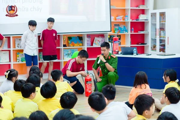 ĐÀO TẠO PHÒNG CHÁY CHỮA CHÁY VÀ HƯỚNG DẪN THOÁT HIỂM - TRANG BỊ KỸ NĂNG SINH TỒN THIẾT YẾU CHO HỌC SINH VIETSCHOOL