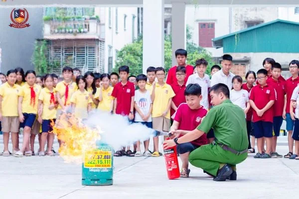 ĐÀO TẠO PHÒNG CHÁY CHỮA CHÁY VÀ HƯỚNG DẪN THOÁT HIỂM - TRANG BỊ KỸ NĂNG SINH TỒN THIẾT YẾU CHO HỌC SINH VIETSCHOOL