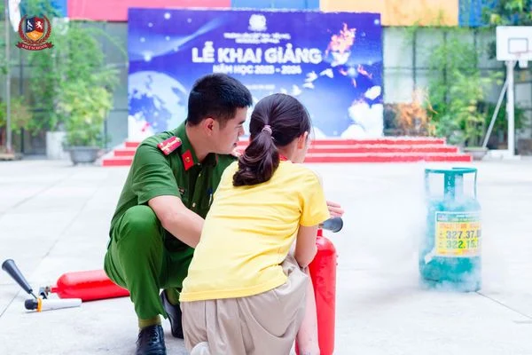 ĐÀO TẠO PHÒNG CHÁY CHỮA CHÁY VÀ HƯỚNG DẪN THOÁT HIỂM - TRANG BỊ KỸ NĂNG SINH TỒN THIẾT YẾU CHO HỌC SINH VIETSCHOOL