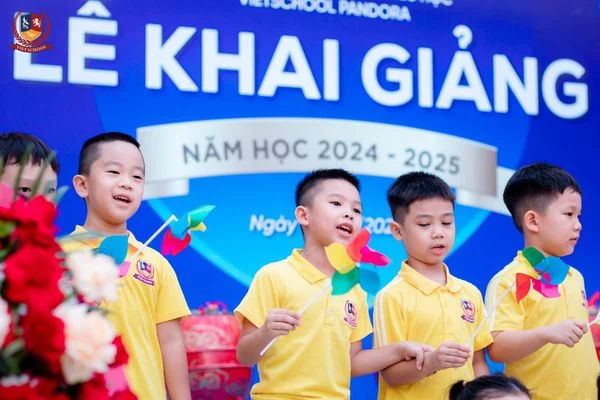 LỄ KHAI GIẢNG “ĐỔI MỚI VÀ SÁNG TẠO” CỦA HỌC SINH VIETSCHOOL