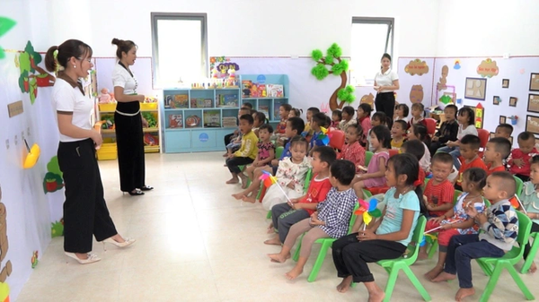 Cô và trò phấn khởi khi được dạy và học trong ngôi trường mới (Ảnh: Quỹ Trăng Xanh).