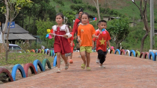 Các em nhỏ tại khuôn viên sân trường mới (Ảnh: Quỹ Trăng Xanh).
