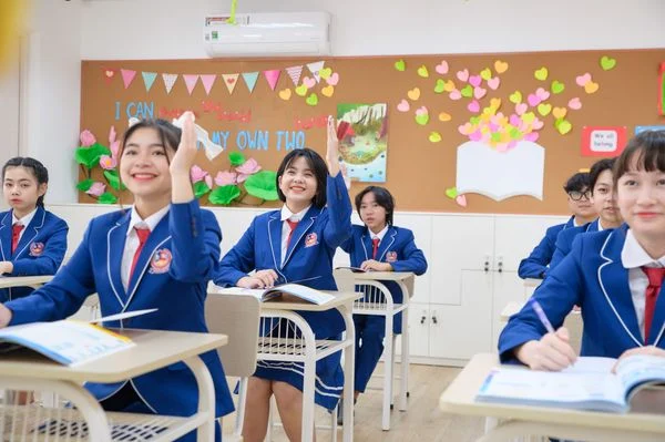 7 TIÊU CHÍ ĐÁNH GIÁ MỘT NGÔI TRƯỜNG TỐT Ngôi trường tốt giúp con phát huy tối đa điểm mạnh, hoàn thiện những điểm yếu