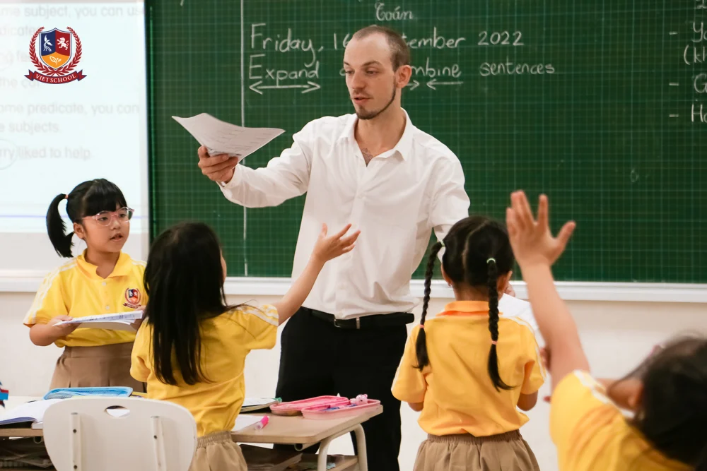 CHƯƠNG TRÌNH TIẾNG ANH VIETSCHOOL - TRẺ ĐẮM MÌNH TRONG NGÔN NGỮ VÀ SỬ DỤNG NHƯ CÔNG CỤ ĐỂ TƯ DUY Armand Jacque Jordaan - Một trong những giáo viên Tiếng Anh truyền cảm hứng tại Vietschool