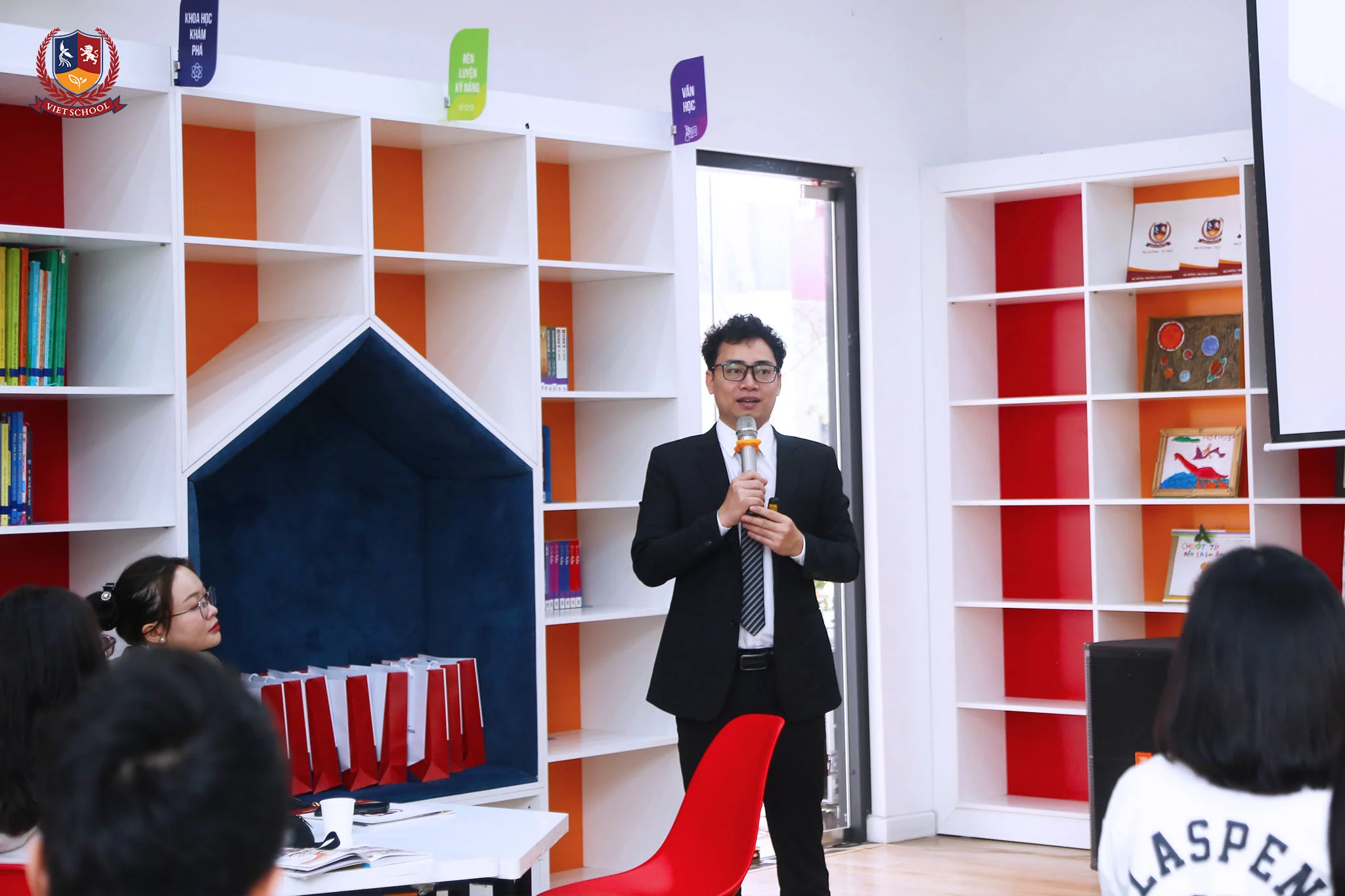 Thầy Phạm Văn Tuấn - Phó Giám đốc khối Giáo dục Hệ thống trường Vietschool.