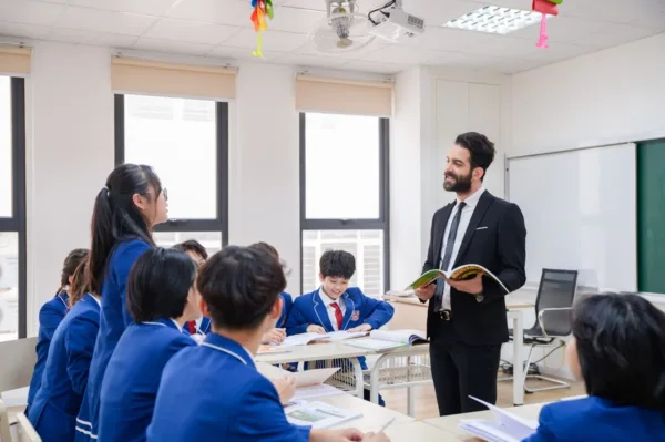 Học sinh tự tin sử dụng tiếng Anh khi thảo luận nhóm và phản biện với giáo viên bản ngữ (Ảnh: Vietschool).