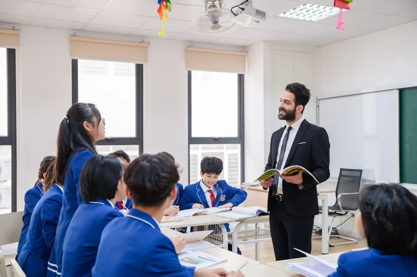 Học sinh tự tin sử dụng tiếng Anh khi thảo luận nhóm và phản biện với giáo viên bản ngữ (Ảnh: Vietschool).