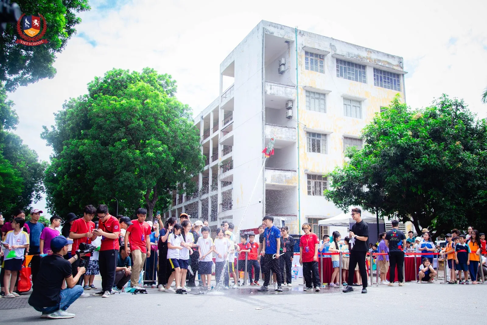 CHUYẾN TÀU THANH XUÂN VIETSCHOOL: HÀNH TRÌNH 5 NĂM RỰC RỠ Học sinh tham gia VCK Cuộc thi “Bắn tên lửa nước bay vào vũ trụ” năm 2023.