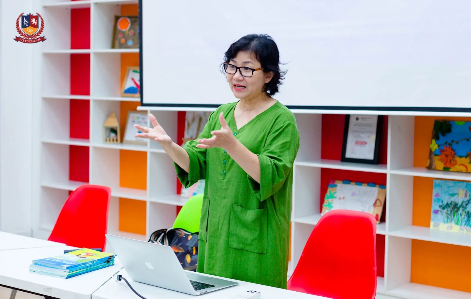 CHUỖI CHƯƠNG TRÌNH ĐÀO TẠO CÙNG CHUYÊN GIA - “LẤY ĐÀ” ĐỂ CHẤT LƯỢNG ĐỘI NGŨ GIÁO VIÊN VIETSCHOOL VƯƠN XA