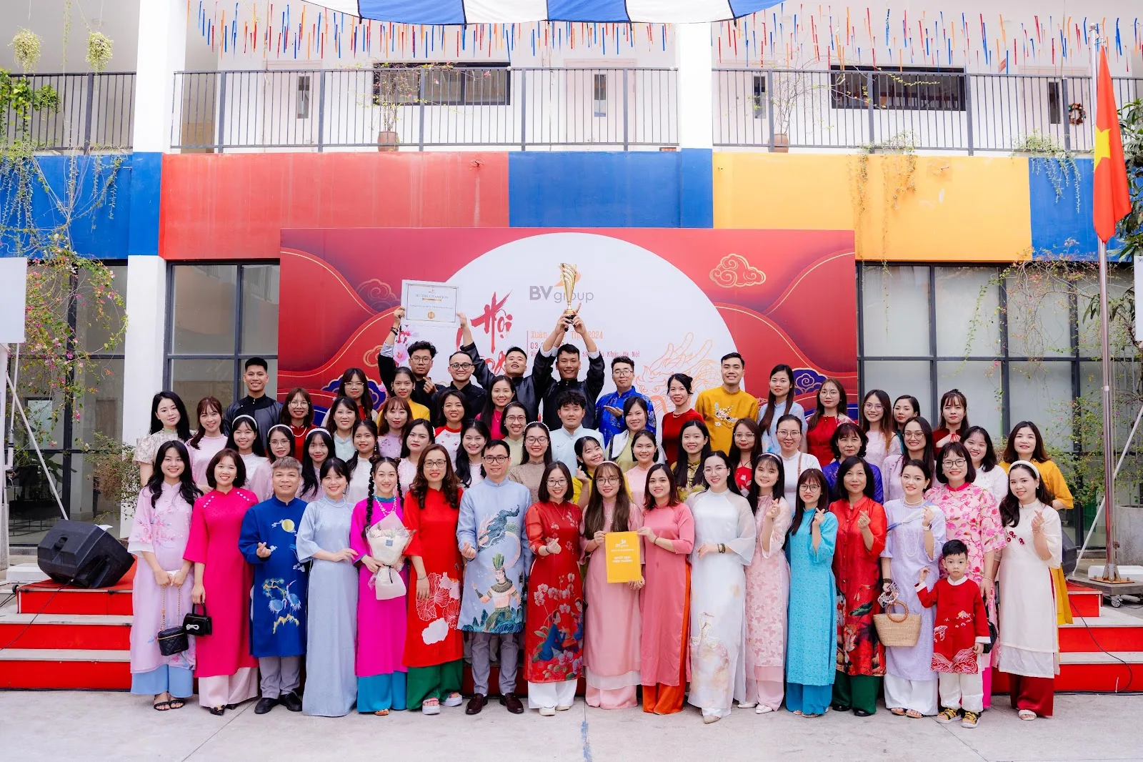 CHUYẾN TÀU THANH XUÂN VIETSCHOOL: HÀNH TRÌNH 5 NĂM RỰC RỠ Vietschool được vinh danh BV Champions – Giải thưởng dành cho tập thể xuất sắc nhất của Tập đoàn Bách Việt.