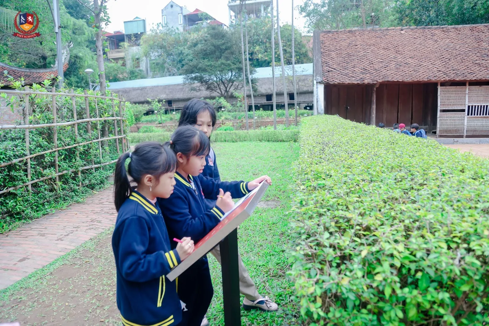Học sinh Vietschool chuẩn bị tư liệu thuyết trình trong chuyến trải nghiệm tại Bảo tàng Dân tộc học Việt Nam (Ảnh: Vietschool).