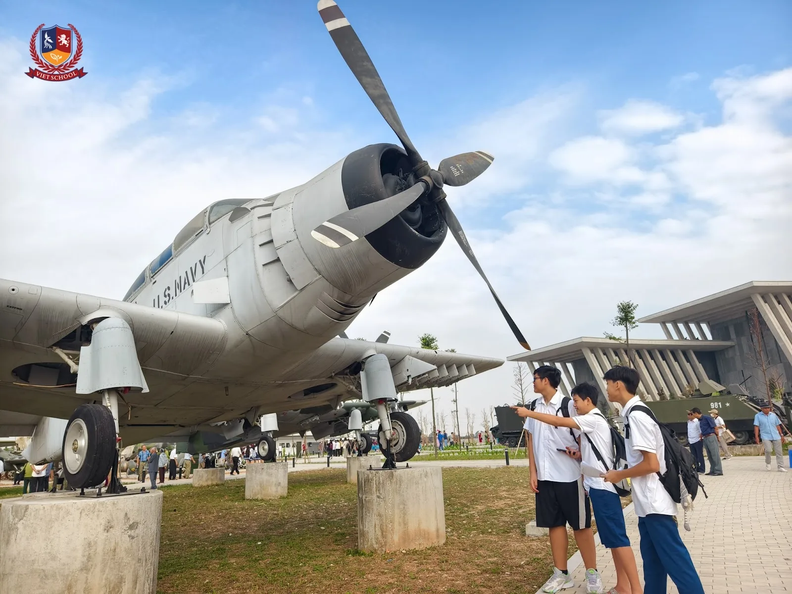TRẢI NGHIỆM HỌC LỊCH SỬ HẤP DẪN CHƯA TỪNG CÓ CÙNG HỌC SINH KHỐI 8
