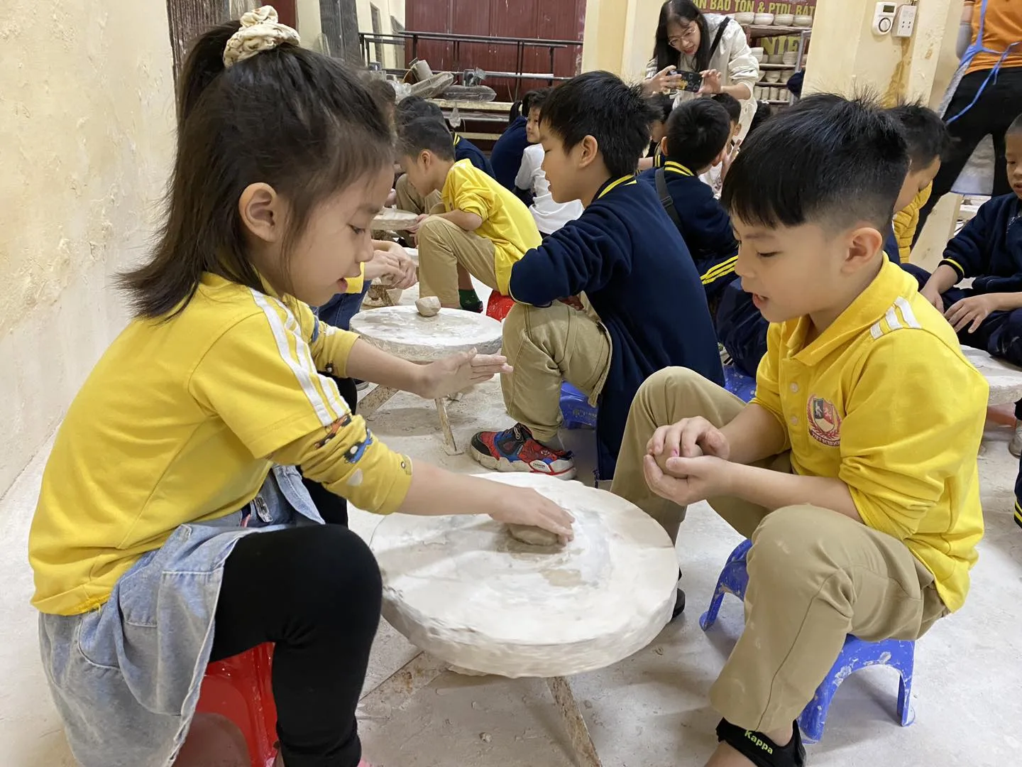 VIETSCHOOL VÀ SỨ MỆNH ĐÀO TẠO CÔNG DÂN TOÀN CẦU MANG BẢN SẮC VIỆT NAM Say sưa trải nghiệm tại làng gốm Bát Tràng