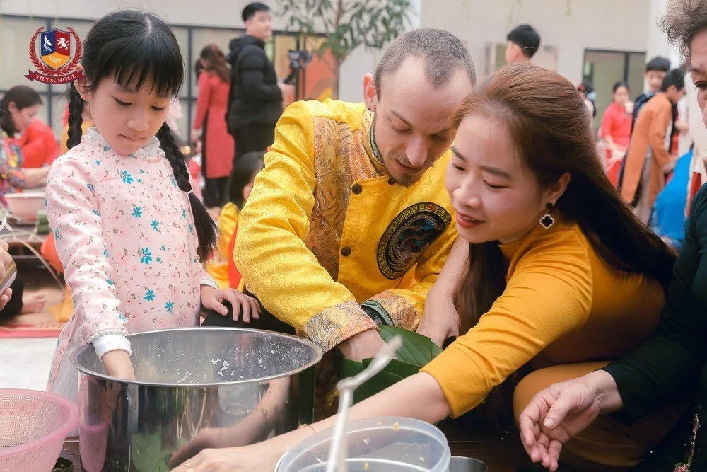 VIETSCHOOL VÀ SỨ MỆNH ĐÀO TẠO CÔNG DÂN TOÀN CẦU MANG BẢN SẮC VIỆT NAM Thầy giáo Armand trải nghiệm làm bánh chưng cùng học sinh Vietschool