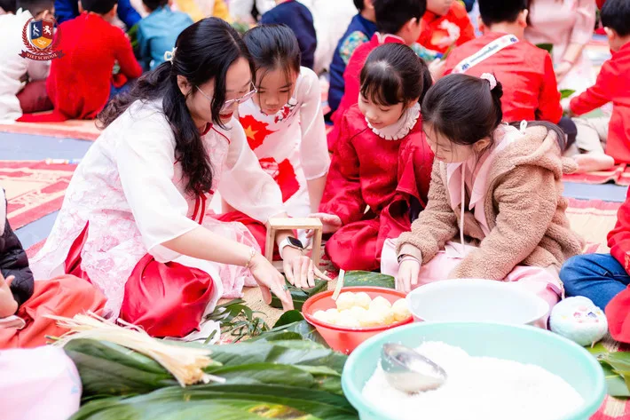 Học sinh được tự tay gói bánh Chưng xanh