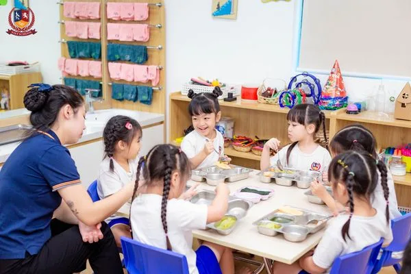CHẾ ĐỘ CHĂM SÓC VÀ RÈN LUYỆN KHOA HỌC GIÚP TRẺ KHỎE THỂ CHẤT - MẠNH TINH THẦN