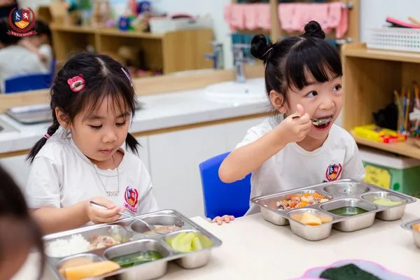 CHẾ ĐỘ CHĂM SÓC VÀ RÈN LUYỆN KHOA HỌC GIÚP TRẺ KHỎE THỂ CHẤT - MẠNH TINH THẦN