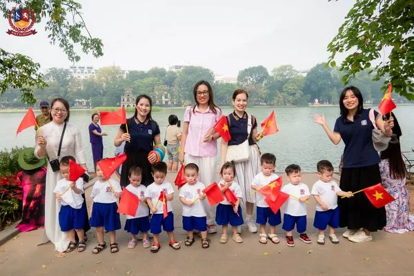 BÉ XUỐNG PHỐ ĐÓN MÙA THU HÀ NỘI