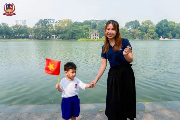 BÉ XUỐNG PHỐ ĐÓN MÙA THU HÀ NỘI