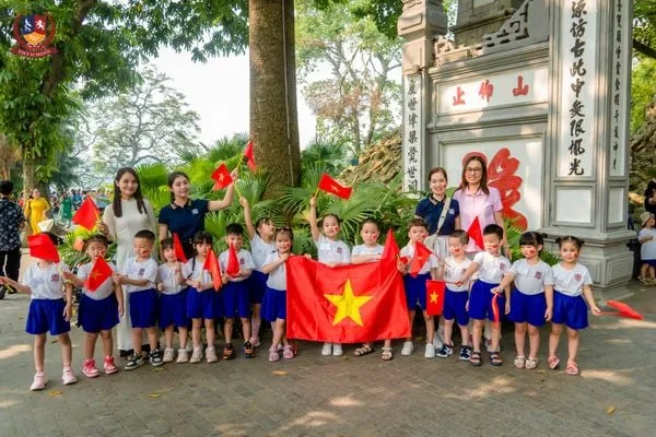 BÉ XUỐNG PHỐ ĐÓN MÙA THU HÀ NỘI