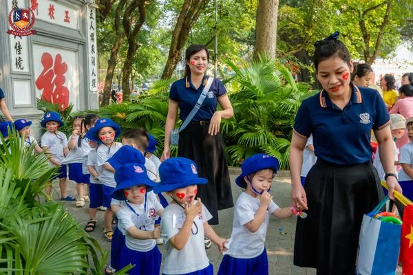 BÉ XUỐNG PHỐ ĐÓN MÙA THU HÀ NỘI