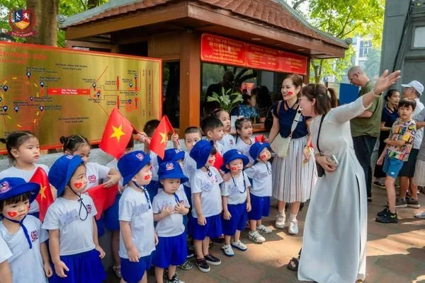 BÉ XUỐNG PHỐ ĐÓN MÙA THU HÀ NỘI