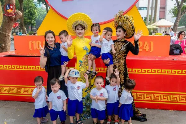 BÉ XUỐNG PHỐ ĐÓN MÙA THU HÀ NỘI