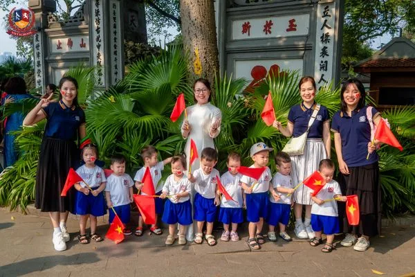 BÉ XUỐNG PHỐ ĐÓN MÙA THU HÀ NỘI