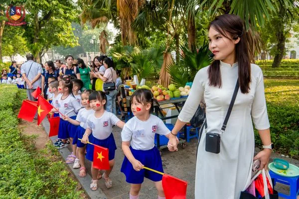 BÉ XUỐNG PHỐ ĐÓN MÙA THU HÀ NỘI