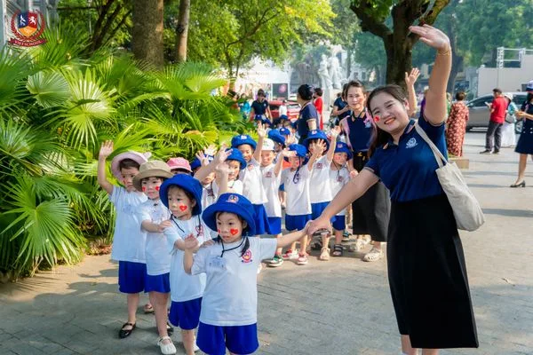BÉ XUỐNG PHỐ ĐÓN MÙA THU HÀ NỘI