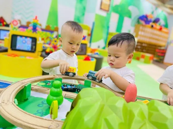 HOẠT ĐỘNG TRẢI NGHIỆM: CÁC BẠN NHỎ THOẢ SỨC VUI CHƠI, HỌC HỎI TẠI KIDZOOONA