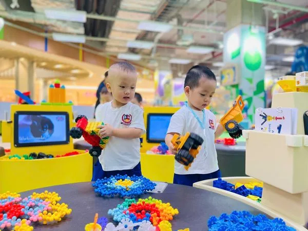 HOẠT ĐỘNG TRẢI NGHIỆM: CÁC BẠN NHỎ THOẢ SỨC VUI CHƠI, HỌC HỎI TẠI KIDZOOONA