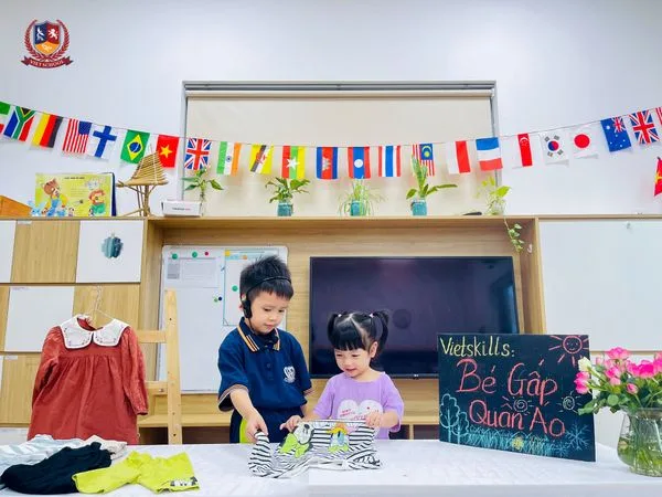BÉ "VÀO VAI" CÔ GIÁO MẦM NON ĐỂ THÊM THẤU HIỂU VÀ YÊU THƯƠNG