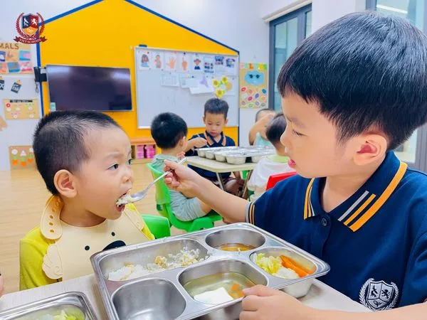 BÉ "VÀO VAI" CÔ GIÁO MẦM NON ĐỂ THÊM THẤU HIỂU VÀ YÊU THƯƠNG
