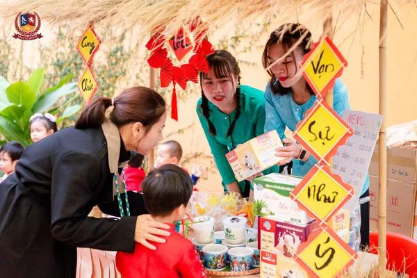 CHỢ TẾT VIETSCHOOL: VUN ĐẮP NHỮNG GIÁ TRỊ VĂN HÓA VIỆT