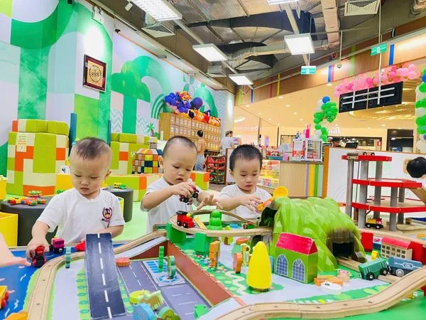 HOẠT ĐỘNG TRẢI NGHIỆM: CÁC BẠN NHỎ THOẢ SỨC VUI CHƠI, HỌC HỎI TẠI KIDZOOONA