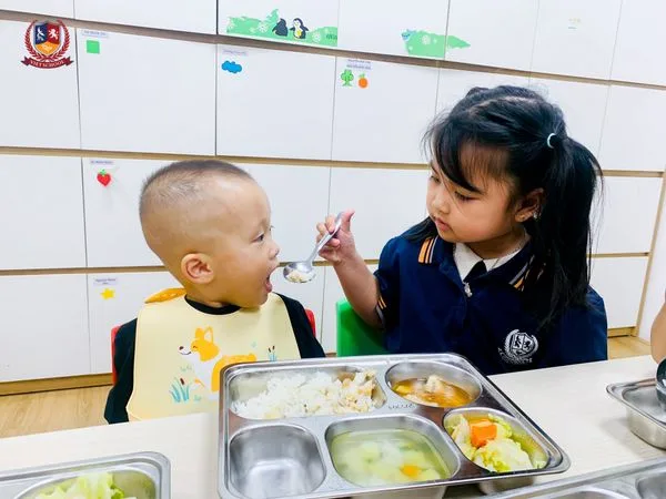 BÉ "VÀO VAI" CÔ GIÁO MẦM NON ĐỂ THÊM THẤU HIỂU VÀ YÊU THƯƠNG
