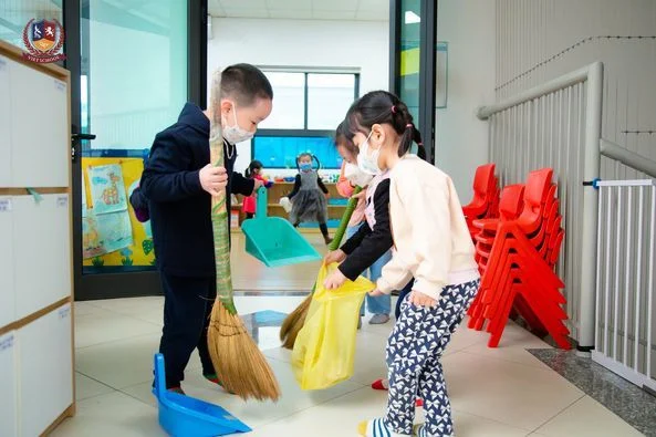 CÁC BẠN NHỎ CHUNG TAY LÀM SẠCH KHÔNG GIAN LỚP HỌC