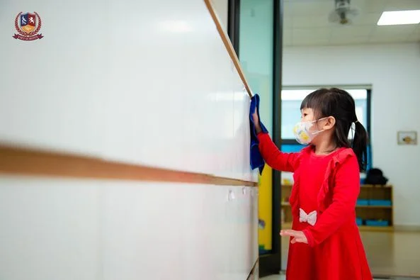 CÁC BẠN NHỎ CHUNG TAY LÀM SẠCH KHÔNG GIAN LỚP HỌC