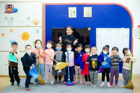 CÁC BẠN NHỎ CHUNG TAY LÀM SẠCH KHÔNG GIAN LỚP HỌC