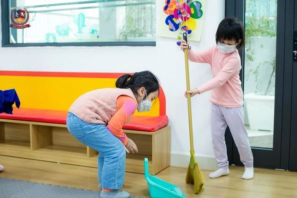 CÁC BẠN NHỎ CHUNG TAY LÀM SẠCH KHÔNG GIAN LỚP HỌC