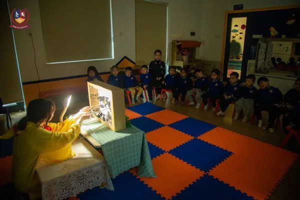PHÁT TRIỂN NGÔN NGỮ: TRẺ HÀO HỨNG VỚI “RẠP CHIẾU PHIM MINI” NGAY TẠI LỚP HỌC