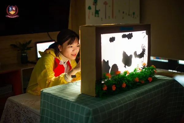 PHÁT TRIỂN NGÔN NGỮ: TRẺ HÀO HỨNG VỚI “RẠP CHIẾU PHIM MINI” NGAY TẠI LỚP HỌC