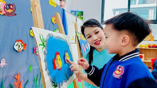 MỸ THUẬT SÁNG TẠO: CÁC BẠN NHỎ “KHOÁC ÁO MỚI” CHO CHÚ CÁ