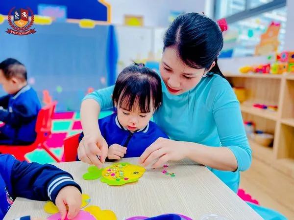 MỸ THUẬT SÁNG TẠO: CÁC BẠN NHỎ “KHOÁC ÁO MỚI” CHO CHÚ CÁ