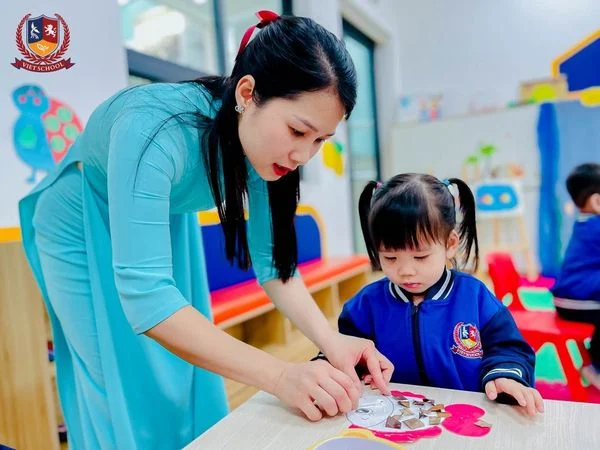 MỸ THUẬT SÁNG TẠO: CÁC BẠN NHỎ “KHOÁC ÁO MỚI” CHO CHÚ CÁ