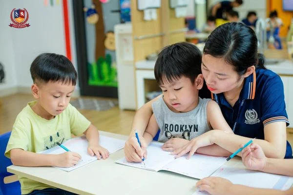 NHỮNG NÉT CHỮ ĐẦU TIÊN - CÁC BẠN NHỎ GOM NHẶT HÀNH TRANG VÀO LỚP 1