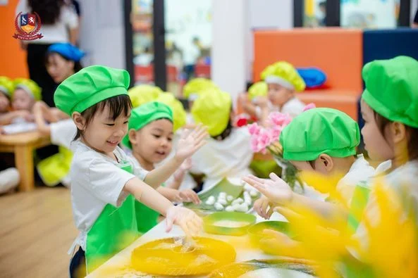 CÁC BẠN NHỎ TRỔ TÀI LÀM BÁNH TRÔI ĐÓN TẾT HÀN THỰC